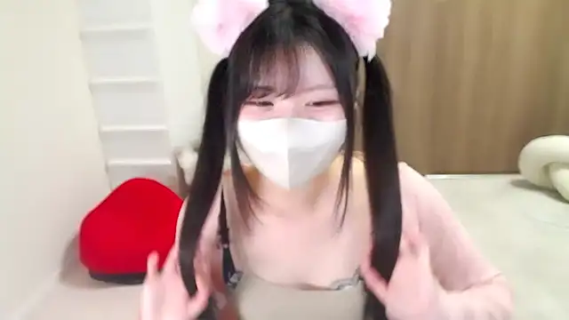 Snapshot of moka-neko chatting on 10-18-25, 11:34 moka-neko online show from 10-18-25, 11:34