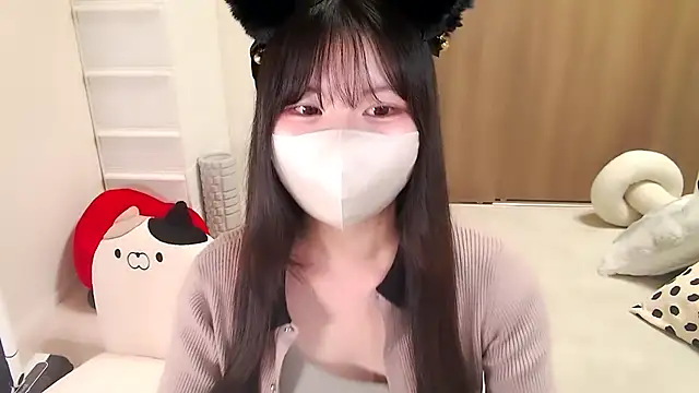 Snapshot of moka-neko chatting on 10-15-25, 11:40 moka-neko online show from 10-15-25, 11:40