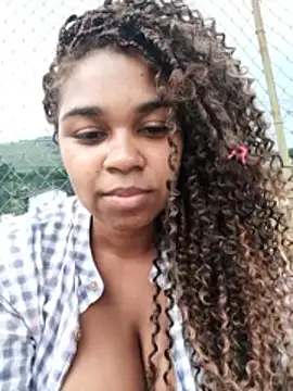 Snapshot of Ella_lima chatting on 05-17-26, 01:00 Ella lima online show from 05-17-26, 01:00