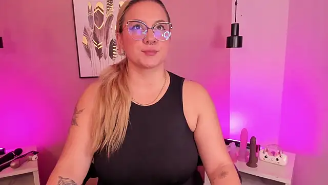 hollie joliie online show from 10-30-25, 12:14