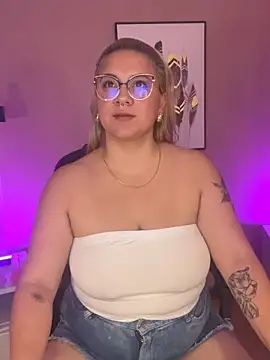 Snapshot of hollie_joliie chatting on 09-25-25, 12:00 hollie joliie online show from 09-25-25, 12:00