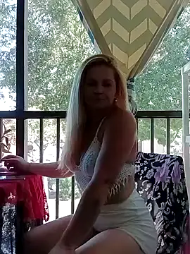 Snapshot of Goldenndoll chatting on 10-08-25, 07:47 Goldenndoll online show from 10-08-25, 07:47