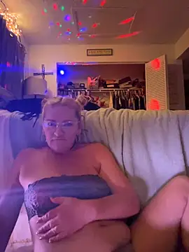 Snapshot of Goldenndoll chatting on 09-13-25, 05:51 Goldenndoll online show from 09-13-25, 05:51