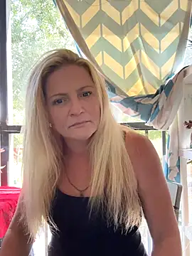 Snapshot of Goldenndoll chatting on 10-05-25, 05:03 Goldenndoll online show from 10-05-25, 05:03