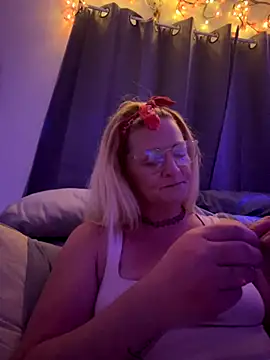 Snapshot of Goldenndoll chatting on 09-27-25, 09:04 Goldenndoll online show from 09-27-25, 09:04