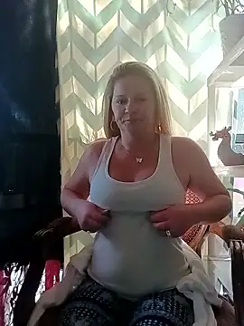 Snapshot of Goldenndoll chatting on 11-13-25, 04:33 Goldenndoll online show from 11-13-25, 04:33