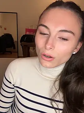 SophiiaStarr online show from 11-18-25, 08:23