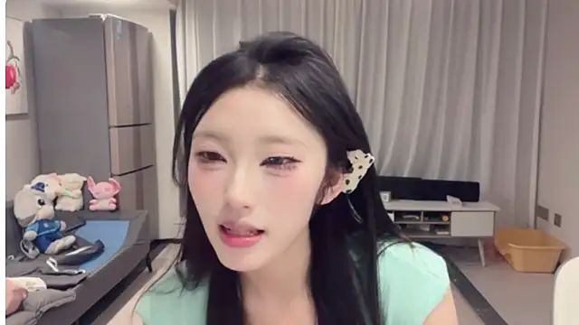 Snapshot of ZhaoZhao-ZM chatting on 09-14-25, 02:28 ZhaoZhao-ZM online show from 09-14-25, 02:28