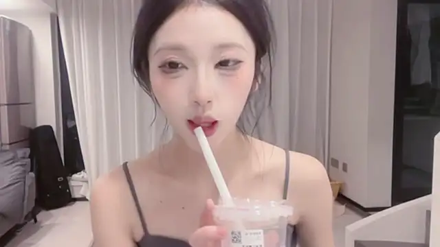 Snapshot of ZhaoZhao-ZM chatting on 10-23-25, 01:54 ZhaoZhao-ZM online show from 10-23-25, 01:54