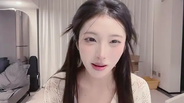 Snapshot of ZhaoZhao-ZM chatting on 10-15-25, 01:30 ZhaoZhao-ZM online show from 10-15-25, 01:30