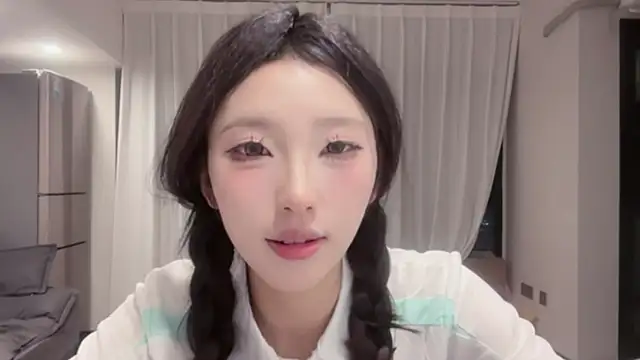 Snapshot of ZhaoZhao-ZM chatting on 09-19-25, 01:26 ZhaoZhao-ZM online show from 09-19-25, 01:26