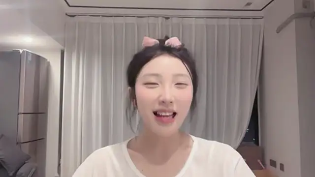 Snapshot of ZhaoZhao-ZM chatting on 09-17-25, 01:02 ZhaoZhao-ZM online show from 09-17-25, 01:02