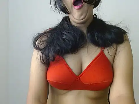 Snapshot of priya_022 chatting on 10-01-25, 03:44 priya 022 online show from 10-01-25, 03:44