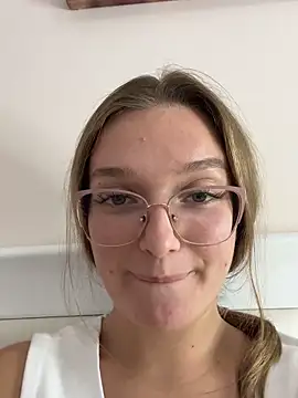 Snapshot of Bellatrisssaa chatting on 10-15-25, 01:19 Bellatrisssaa online show from 10-15-25, 01:19