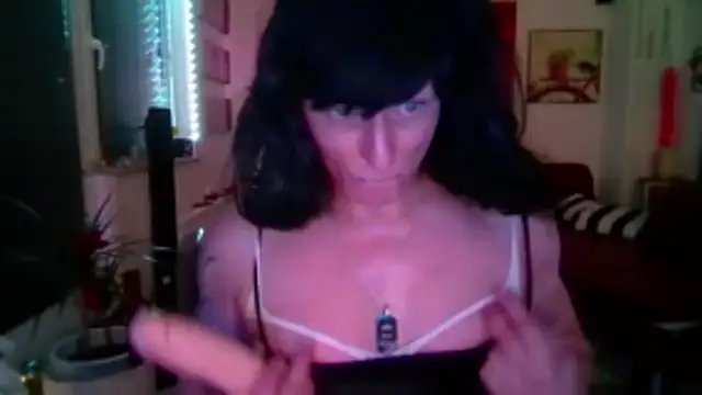 Snapshot of hellgirl1980 chatting on 04-17-26, 11:29 hellgirl1980 online show from 04-17-26, 11:29