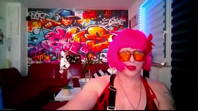 Snapshot of hellgirl1980 chatting on 05-06-26, 10:58 hellgirl1980 online show from 05-06-26, 10:58