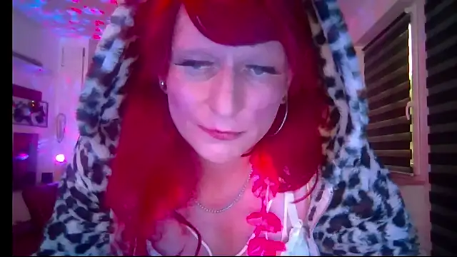 Snapshot of hellgirl1980 chatting on 06-12-26, 03:59 hellgirl1980 online show from 06-12-26, 03:59