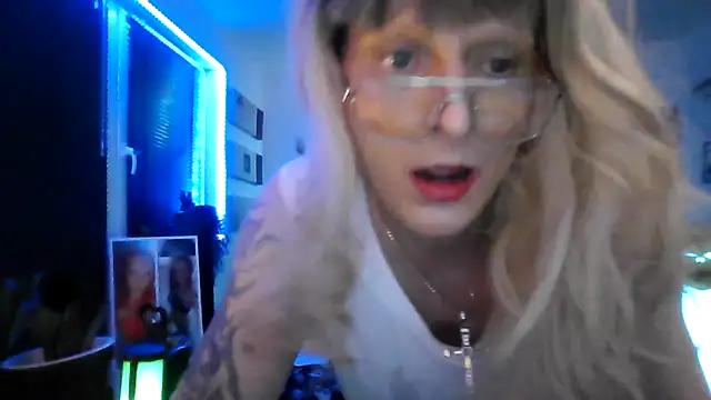 hellgirl1980 online show from 10-31-25, 12:18