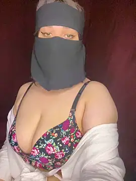 Snapshot of RooVaaN-Xx chatting on 10-12-25, 10:38 RooVaaN-Xx online show from 10-12-25, 10:38