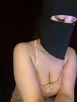 Snapshot of RooVaaN-Xx chatting on 02-13-26, 12:32 RooVaaN-Xx online show from 02-13-26, 12:32