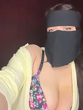 Snapshot of RooVaaN-Xx chatting on 10-19-25, 03:04 RooVaaN-Xx online show from 10-19-25, 03:04
