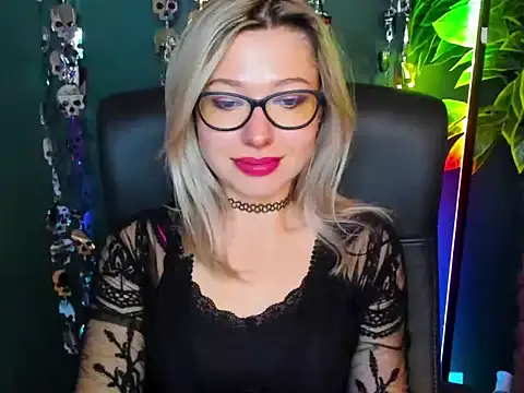 Snapshot of loveHeidi chatting on 10-20-25, 09:43 loveHeidi online show from 10-20-25, 09:43