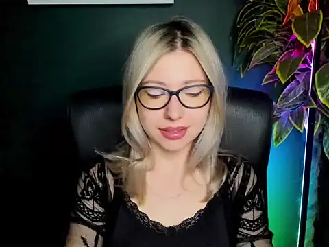 Snapshot of loveHeidi chatting on 09-24-25, 04:30 loveHeidi online show from 09-24-25, 04:30