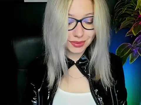 Snapshot of loveHeidi chatting on 09-18-25, 04:26 loveHeidi online show from 09-18-25, 04:26