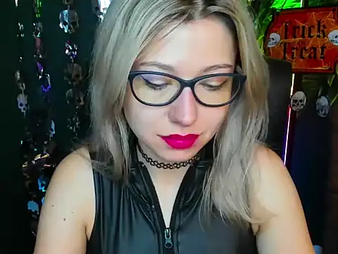 Snapshot of loveHeidi chatting on 10-16-25, 04:32 loveHeidi online show from 10-16-25, 04:32
