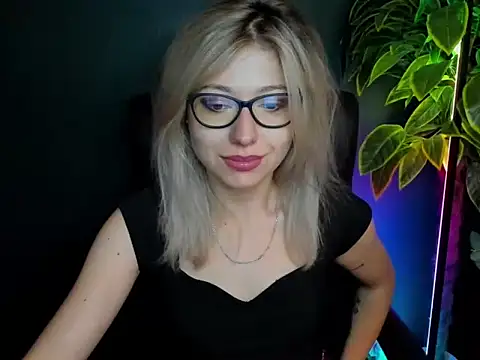 Snapshot of loveHeidi chatting on 10-07-25, 04:24 loveHeidi online show from 10-07-25, 04:24