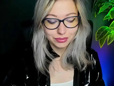 Snapshot of loveHeidi chatting on 09-23-25, 06:42 loveHeidi online show from 09-23-25, 06:42