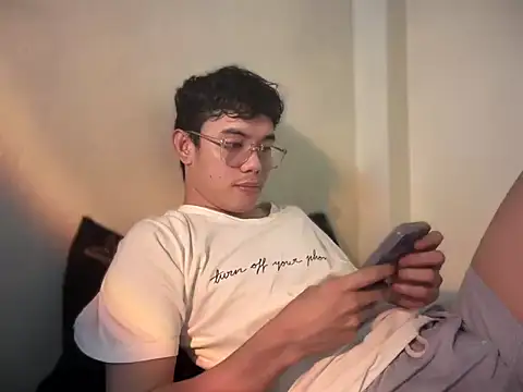 Snapshot of keirflorianxx chatting on 09-15-25, 03:01 keirflorianxx online show from 09-15-25, 03:01