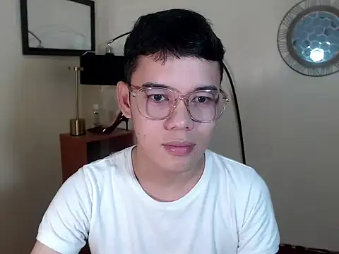Snapshot of keirflorianxx chatting on 10-03-25, 10:17 keirflorianxx online show from 10-03-25, 10:17