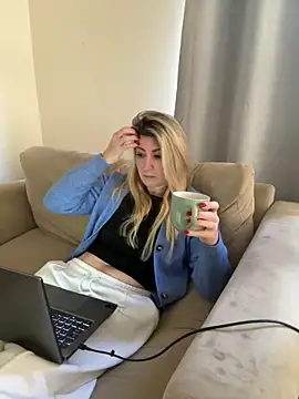 Snapshot of DesireDaisy chatting on 09-22-25, 08:53 DesireDaisy online show from 09-22-25, 08:53