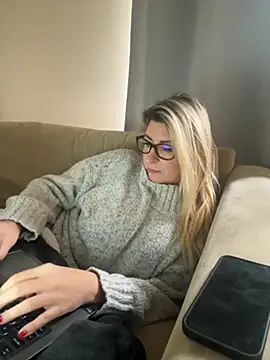 Snapshot of DesireDaisy chatting on 09-23-25, 12:45 DesireDaisy online show from 09-23-25, 12:45