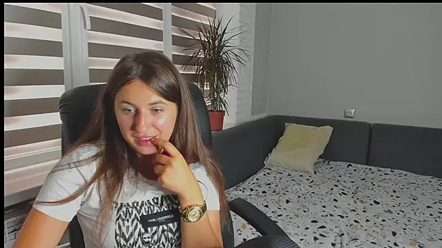 emili77777 online show from 09-19-25, 08:40