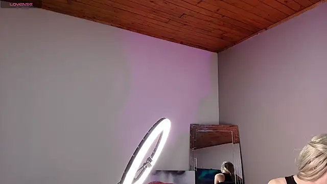 Electra Gosselin online show from 10-31-25, 03:14