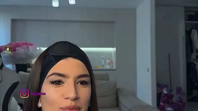 Snapshot of SofI-Play chatting on 10-18-25, 01:24 SofI-Play online show from 10-18-25, 01:24