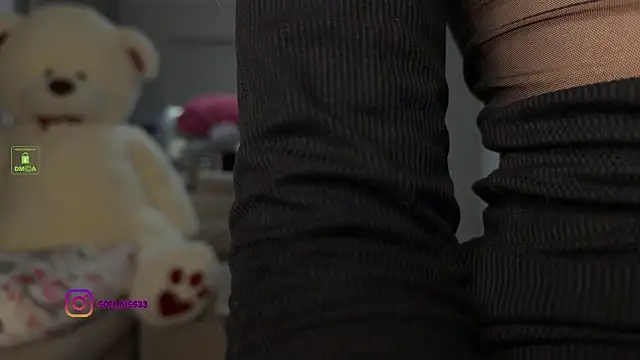 Snapshot of SofI-Play chatting on 10-19-25, 03:48 SofI-Play online show from 10-19-25, 03:48