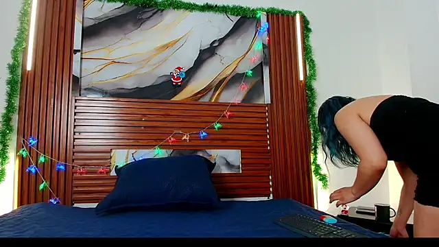 Evelin thompsson online show from 12-14-25, 03:13