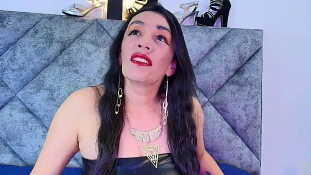 Shantey Laurent online show from 11-19-25, 01:22