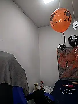 Shantey Laurent online show from 10-29-25, 01:43