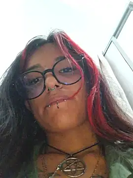 Snapshot of carolinerue chatting on 05-17-26, 08:09 carolinerue online show from 05-17-26, 08:09