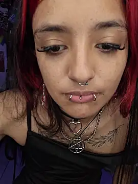 Snapshot of carolinerue chatting on 04-21-26, 01:07 carolinerue online show from 04-21-26, 01:07