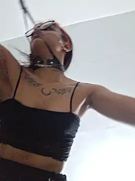 Snapshot of carolinerue chatting on 02-22-26, 04:15 carolinerue online show from 02-22-26, 04:15