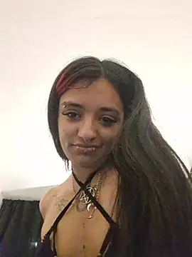 Snapshot of carolinerue chatting on 05-16-26, 01:37 carolinerue online show from 05-16-26, 01:37