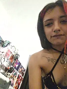 Snapshot of carolinerue chatting on 05-16-26, 01:26 carolinerue online show from 05-16-26, 01:26