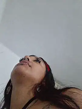 Snapshot of carolinerue chatting on 05-16-26, 02:10 carolinerue online show from 05-16-26, 02:10