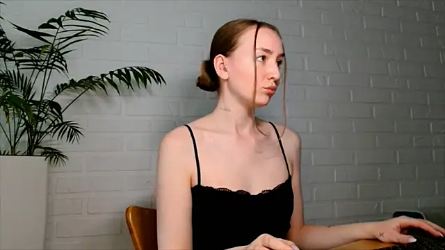 Snapshot of WhitePrincessLuna chatting on 06-18-26, 02:22 WhitePrincessLuna online show from 06-18-26, 02:22