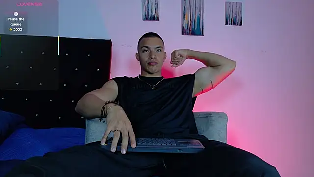 adriel escalante online show from 04-12-26, 02:26